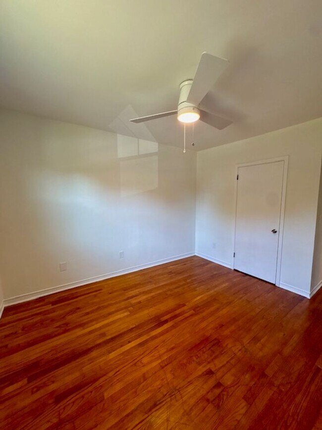 Building Photo - Renovated Three Bedrooms Condo in South Windermere- 6 mins from MUSC!