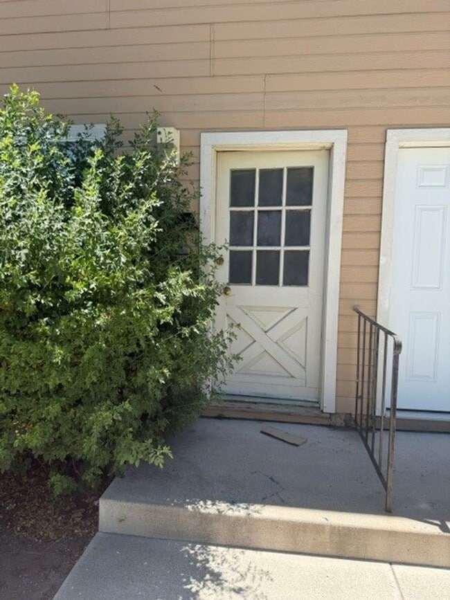 Building Photo - Light and Bright Two bedroom One bath Condo on the West side of Carson