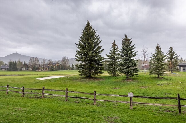 Building Photo - Conveniently Located Racquet Club Condo