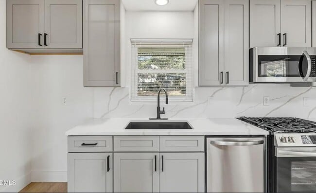 Building Photo - 413 Solar Dr