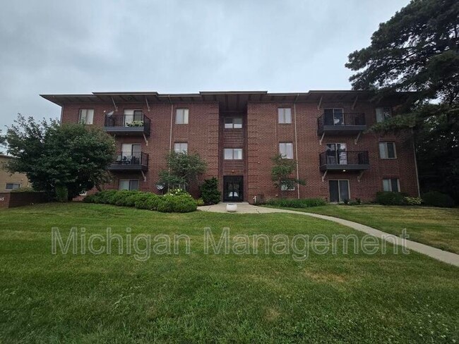 Building Photo - 2725 E Maple Rd
