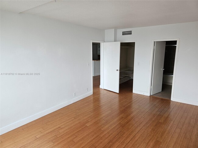 Building Photo - 900 Bay Dr