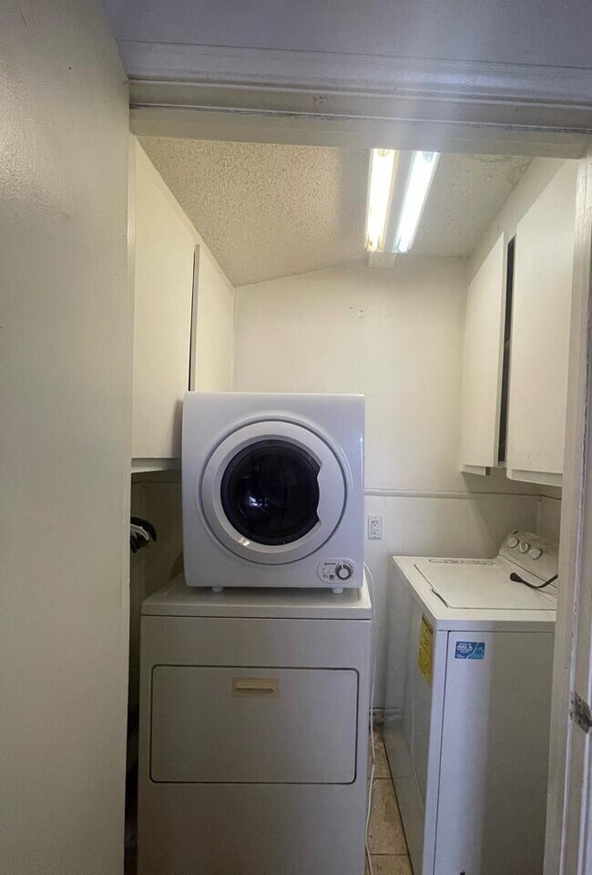 Building Photo - 1409 E 23rd St