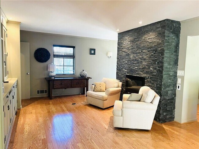 Building Photo - 465 Eastland Dr