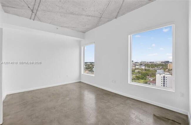 Building Photo - 10 SW South River Dr