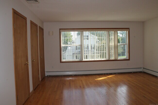 Building Photo - 30 1/2 Mallory St