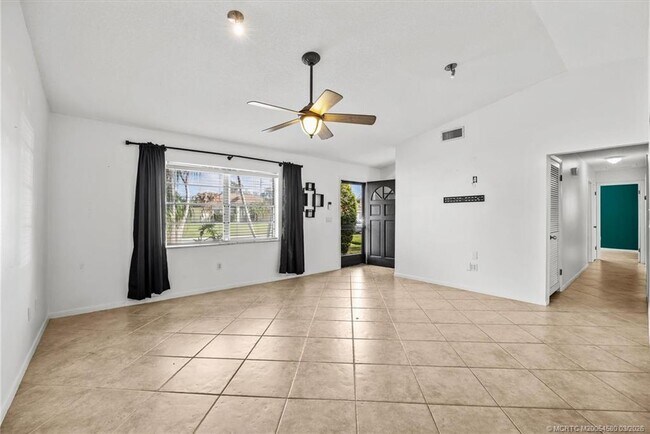 Building Photo - 1250 SE Petunia Ave