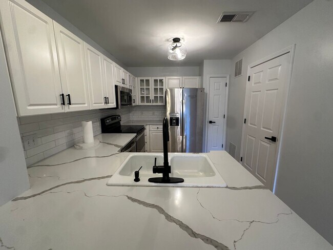 Building Photo - Spacious 2 Bedroom Luxury Condo with Pool Access – Wilmington, NC