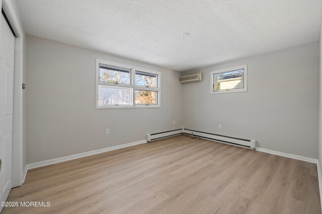 Building Photo - 261 Oak Ave