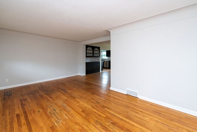 Building Photo - WESTWOOD-4 BEDROOM 2 BATH WITH OPEN FLOOR ...