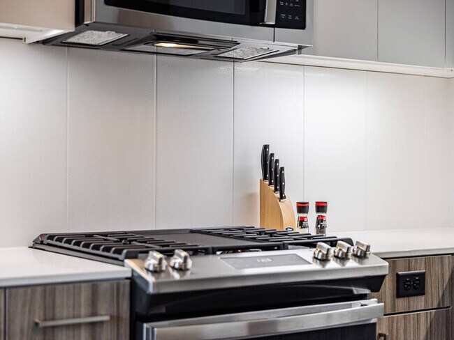 Building Photo - 1550 NW Naito Pkwy