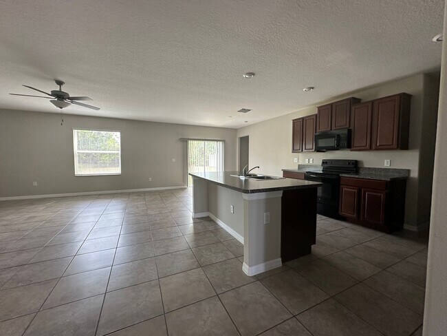 Building Photo - Beautiful 6 Bedroom Home