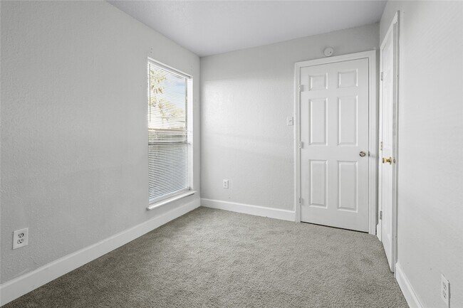 Building Photo - 8703 Victorian Village Dr