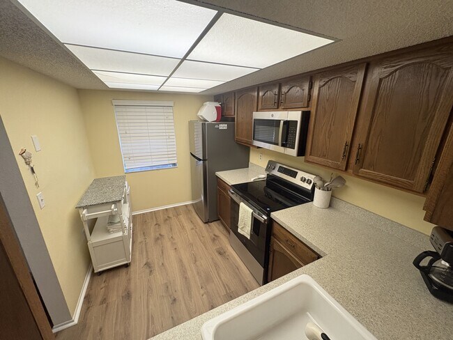 Building Photo - 305 Mission Trail W