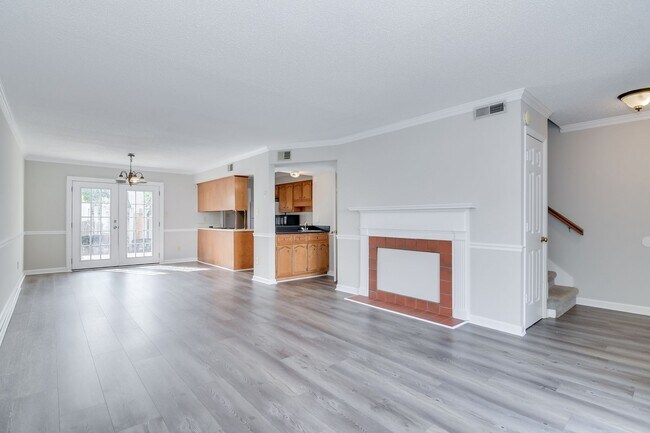 Building Photo - 2 Bed Townhouse!