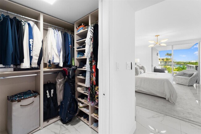 Building Photo - 9521 E Bay Harbor Dr