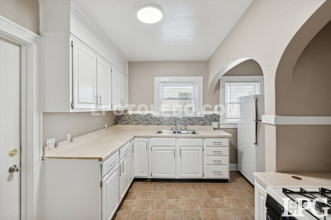 Building Photo - 2030 Wyndhurst Rd
