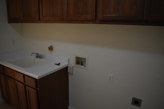 Building Photo - 2261 Pillsbury Rd