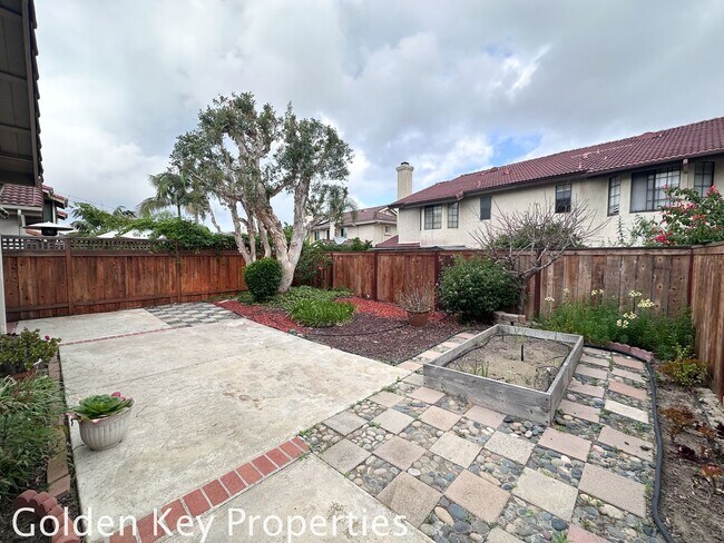 Building Photo - Move-in ready townhome in desirable Summerhill community in Encinitas!