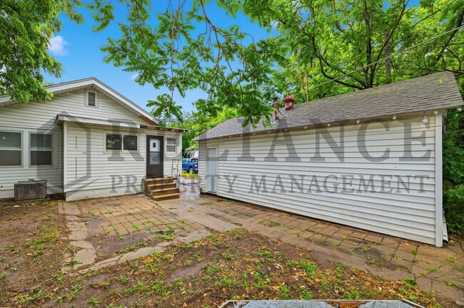 Building Photo - 1425 S Laura Ave