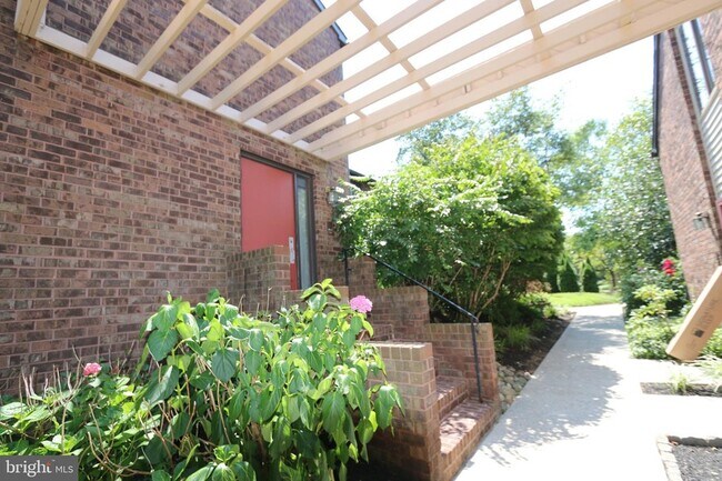 Building Photo - 1709 Mountainview Dr