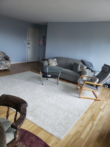 Living room - 1300 S Arlington Ridge Rd