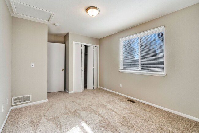 Building Photo - Updated 5 Bed 2 Bath House Near Old Town!