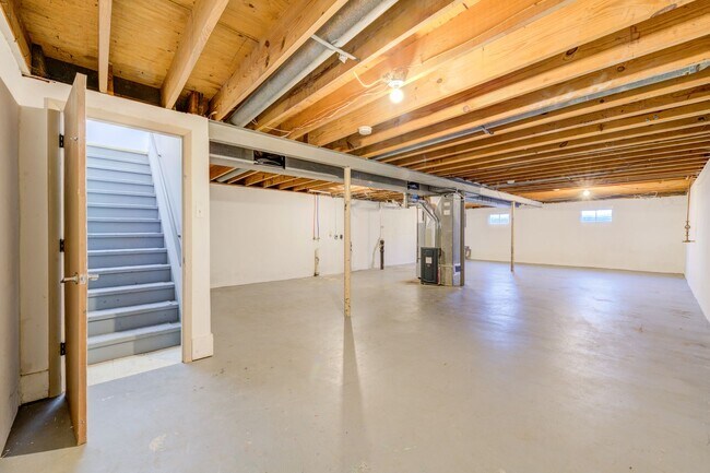 Building Photo - Renovated Pet Friendly House