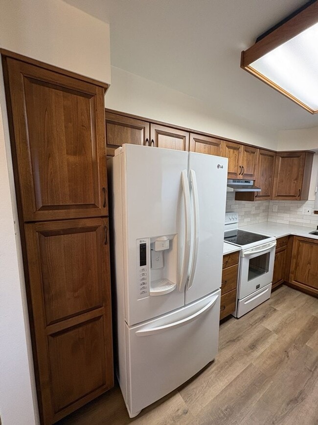 Building Photo - Updated 3BD/2BA with Garden Basement & Low Maintenance Living