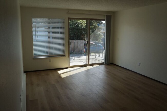 Building Photo - 1-Bedroom, 1-Bathroom Apartment in Fremont...