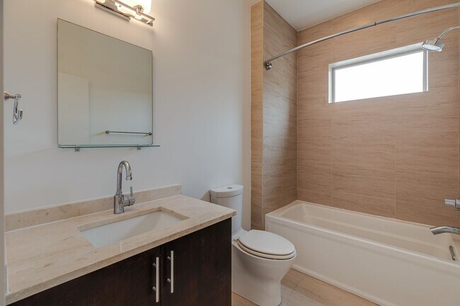 Building Photo - Northern Liberties Townhome with Parking Included