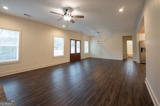 Building Photo - 1000 Bell Cir