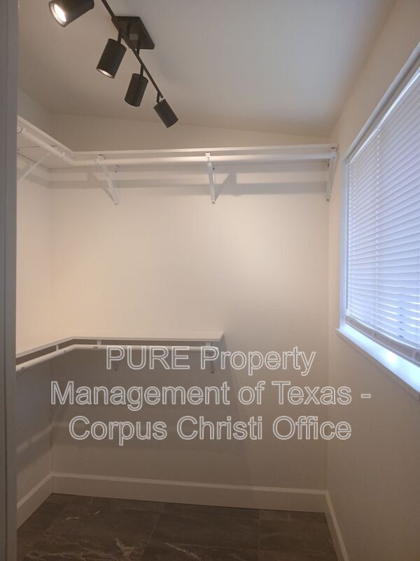 Building Photo - 730 Bradshaw Dr