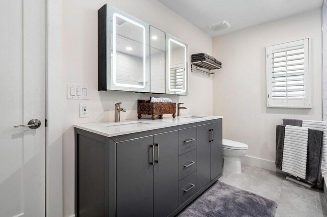 Building Photo - 2021 NW 3rd Ave