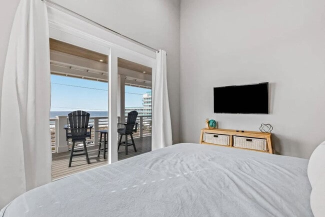 Building Photo - 14324 Front Beach Rd