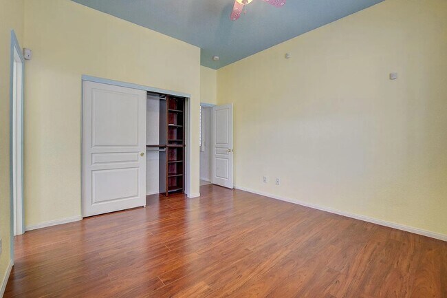 Bedroom 3 angle with Custom closet - 3034 Constable St