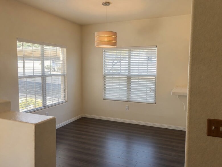 Dining in Morning - 520 Arrowhead Trl
