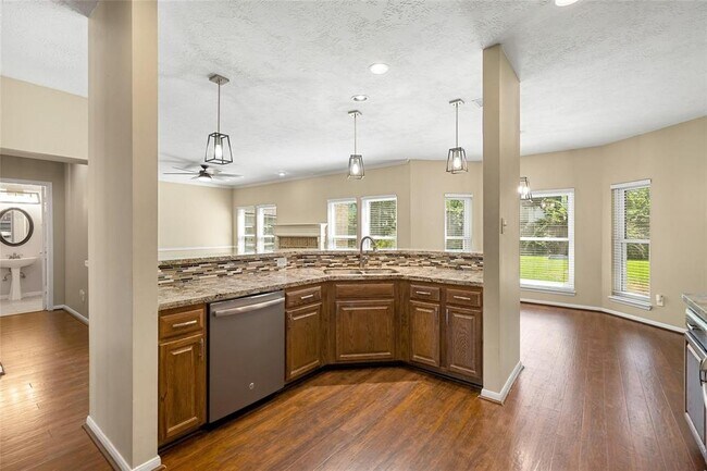 Building Photo - 2645 Lakeway Dr