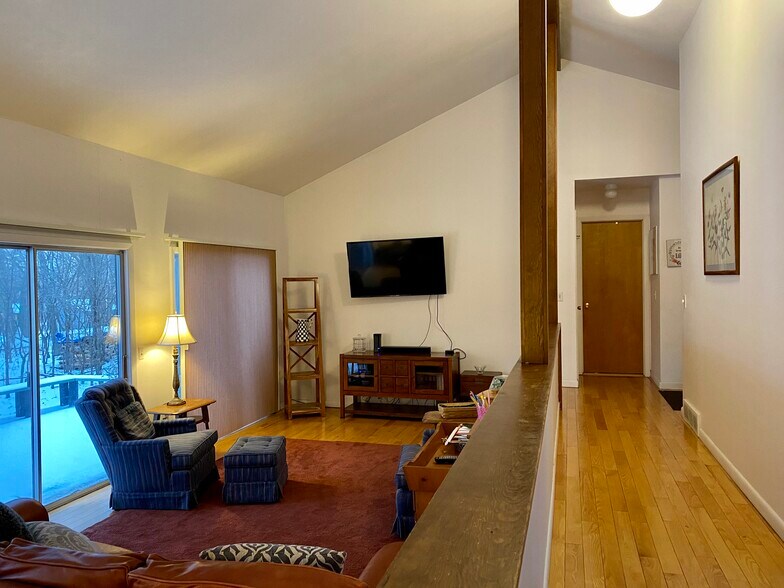 Building Photo - 142 Burleigh Dr