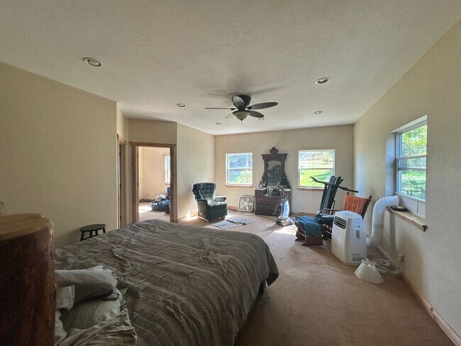 Building Photo - Large 5 bed 2.5 bath in peaceful county se...