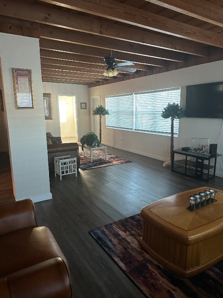 Building Photo - 204 E Ave C