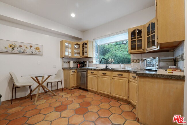 Building Photo - 10160 Cielo Dr