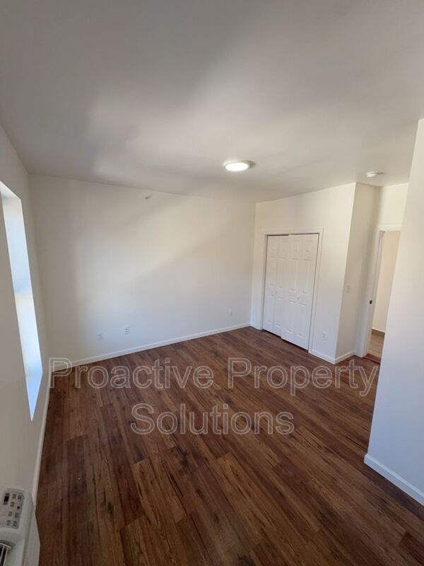 Building Photo - 730 N Main St