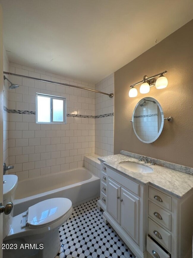 Building Photo - 1501 E Palm Ln