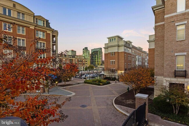 Building Photo - 900 Valencia Ct