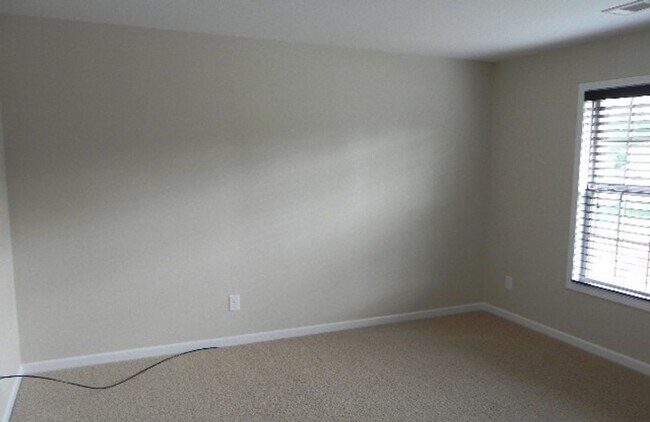 Building Photo - 4 Bedroom - Near Ft Moore