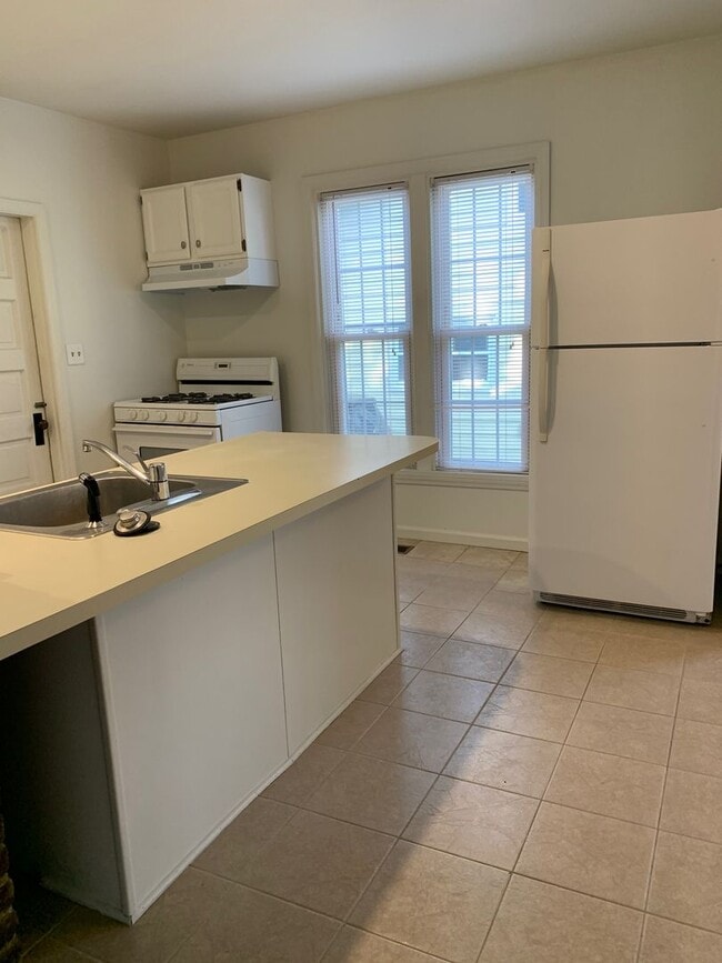 Building Photo - 2-bed home across from Glenn Park!