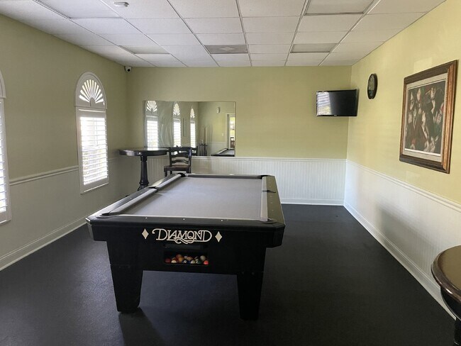 Building Photo - 3 Bedroom, 2 Bath Available Now in Beautif...