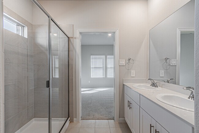 Building Photo - 801 Leavenworth Dr