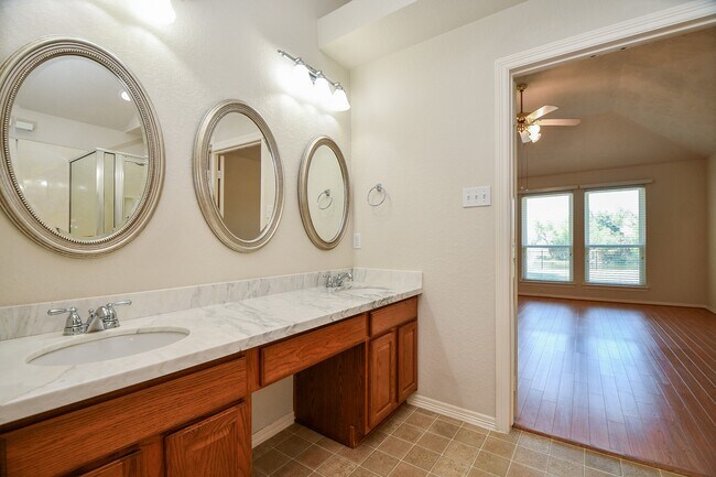 Building Photo - 6206 Fawnlake Dr